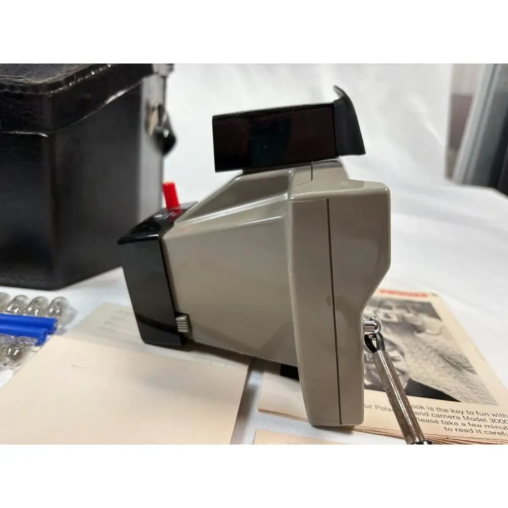 Vintage Polaroid THE SWINGER Model 20 Land Camera w/ Carry Case & Bulbs UNTESTED
